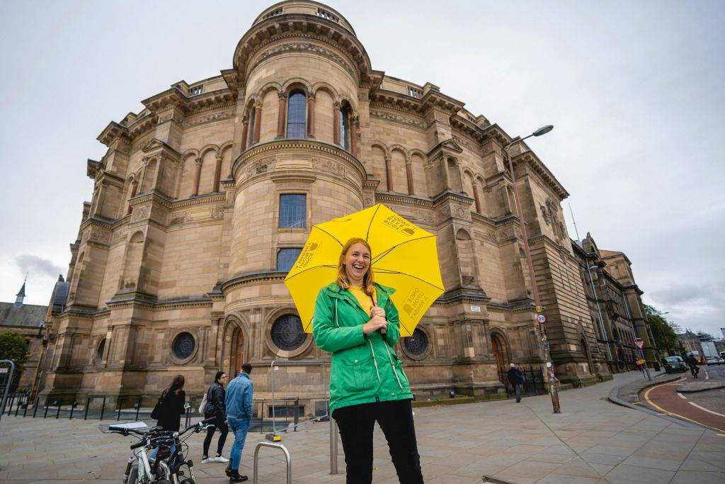 역사적인 건물 밖에서 즐기는 에든버러 맥주 투어