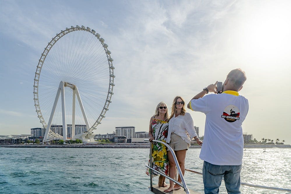 순간 포착: 아인 두바이에서 잠시 멈추고 사진 찍기