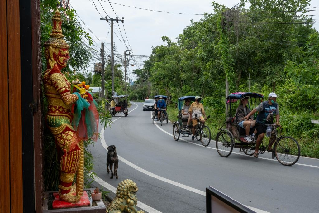 방크라차오는 여전히 정통 태국 인력거를 찾을 수 있는 몇 안 되는 지역 중 하나입니다.