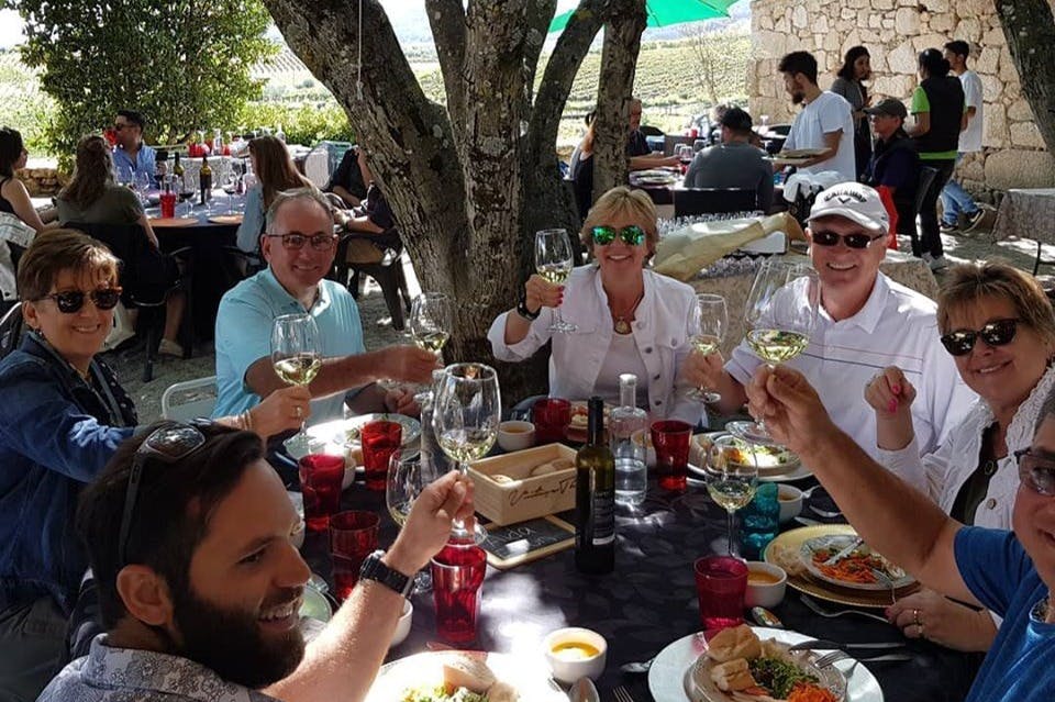 포도원에서 즐기는 점심 식사