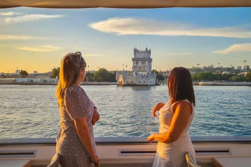 FRS 리스본 선셋 크루즈를 타고 벨렝 타워를 바라보는 두 여성