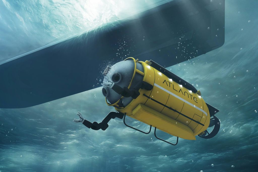 "ATLANTE" 로 표시된 수중 로봇이 카메라와 로봇 팔이 장착된 수면 아래에서 기동합니다.