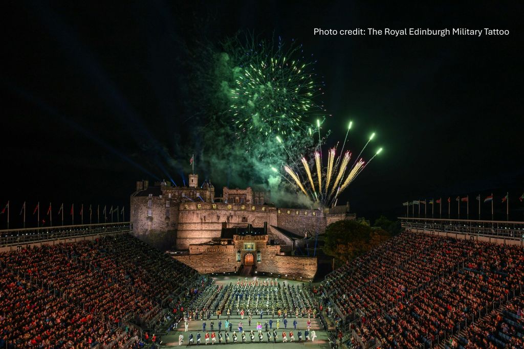 로얄 에든버러 밀리터리 타투에서 불꽃놀이 즐기기