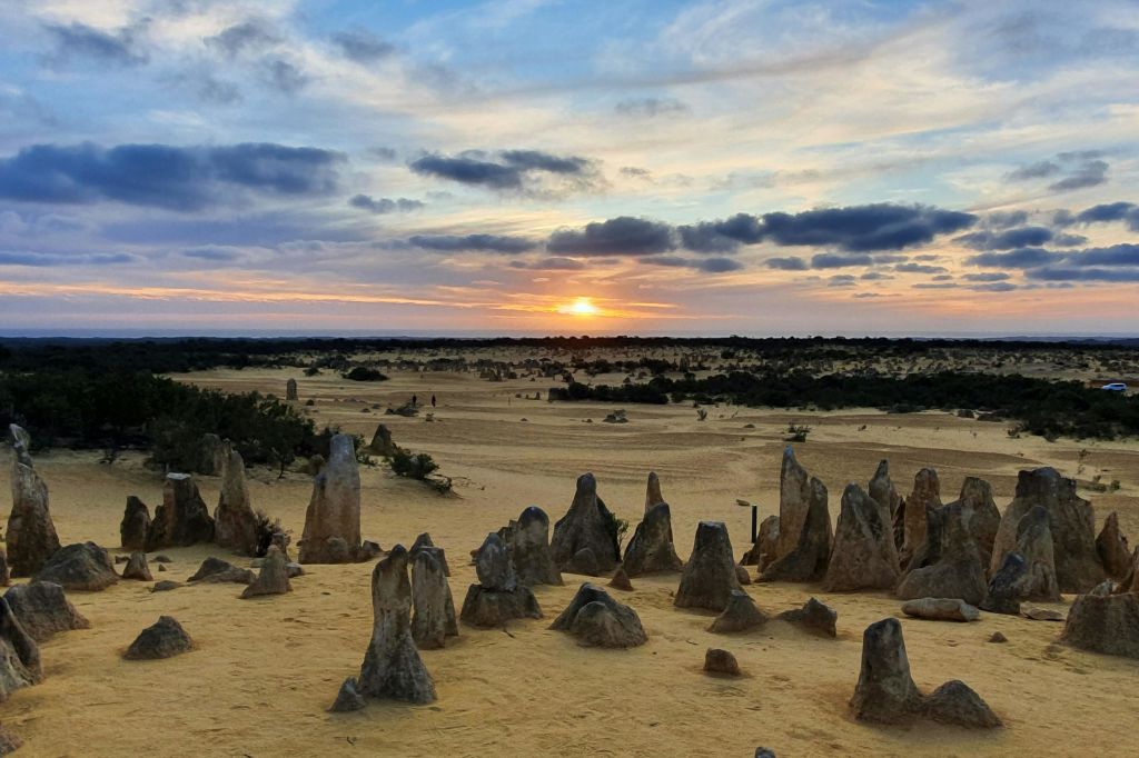 피너클스 사막에서 일몰 감상하기