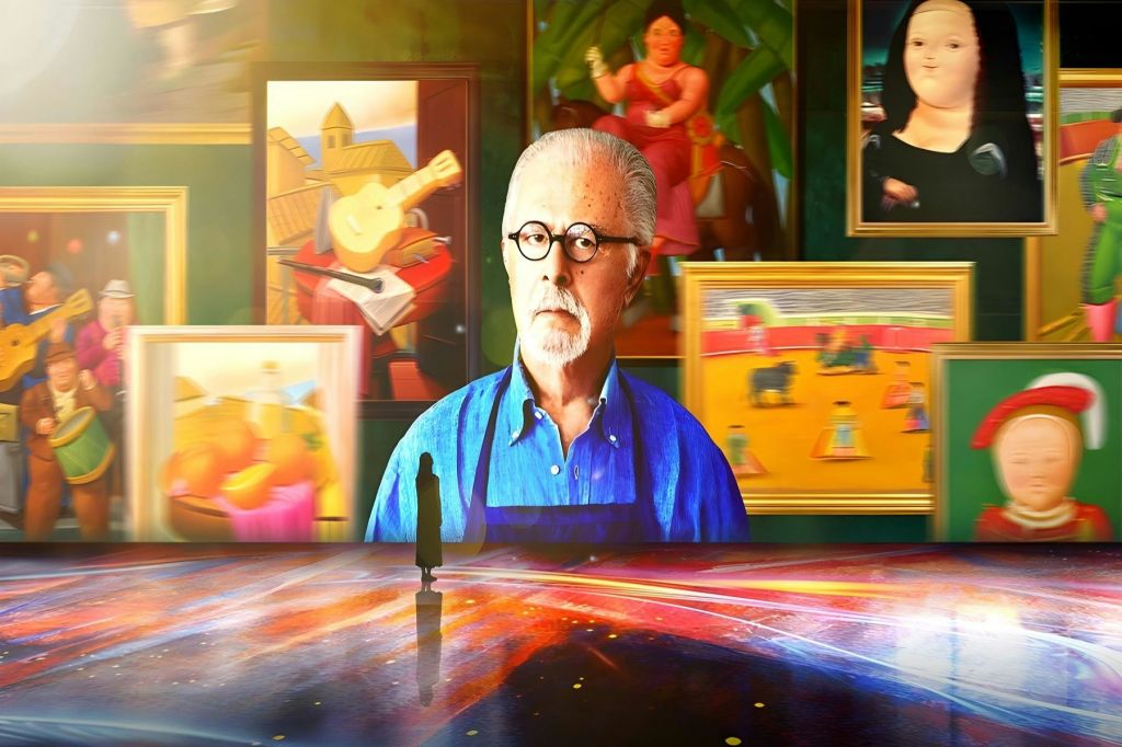 화려한 색상의 작품을 전시한 벽 앞에 안경을 쓴 노인이 반사되는 바닥과 흐릿한 형상을 전면에 내다보고 있습니다.