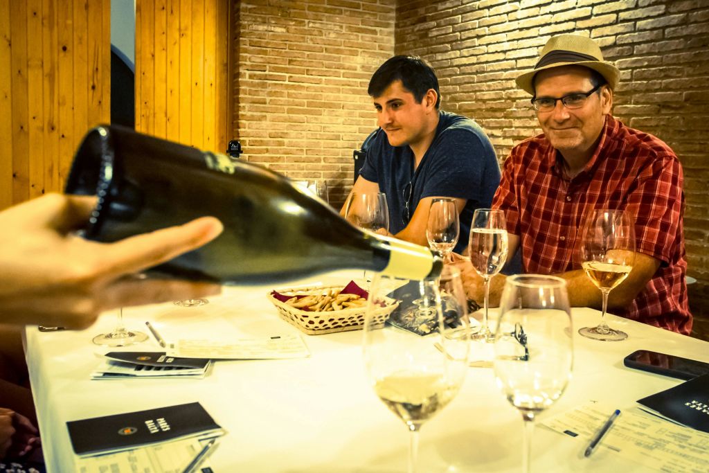 몬세라트와 와인 투어에서 와인 시음 즐기기.