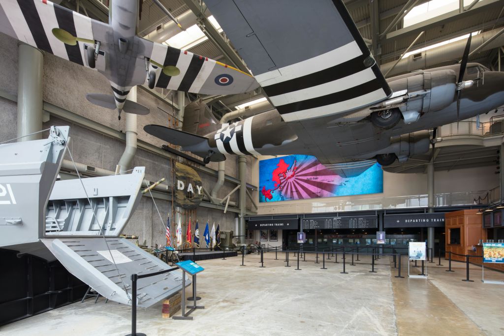 군용 비행기, 정보 디스플레이, 국기, 대형 디지털 스크린, 재구성된 보트를 갖춘 박물관 전시물.