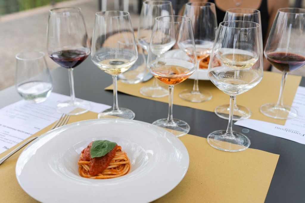 토스카나 포도원에서 와인 시음과 함께 맛있는 3코스 점심식사 즐기기