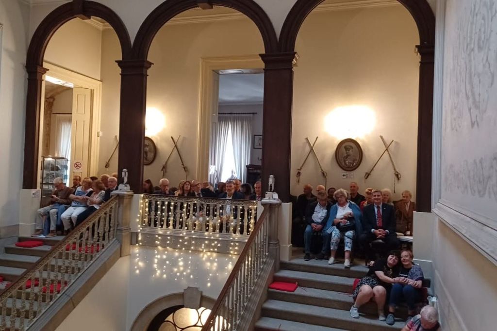 청중은 발코니 반대편에 앉을 수 있으며 사용 가능한 의자 또는 계단 (쿠션) 중에서 선택할 수 있습니다.