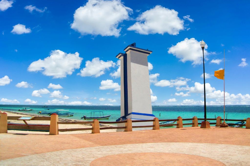 Faro inclinado en el pequeñopueblo pesquero de Puerto Morelos