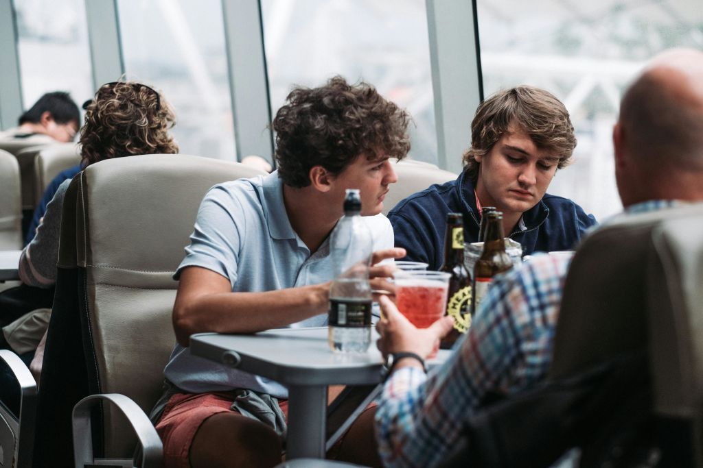 런던의 가장 유명한 기념물을 지나는 편안한 리버 크루즈를 즐겨보세요.