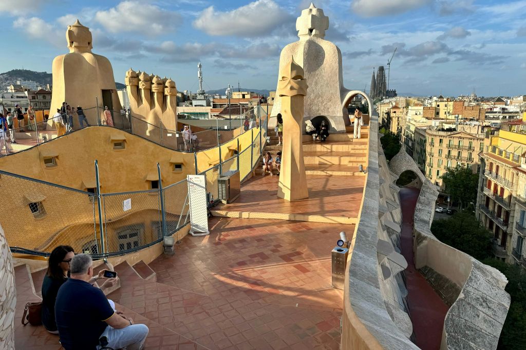 상징적인 굴뚝과 바르셀로나의 파노라마 전망을 감상할 수 있는 라 페드레라의 옥상.