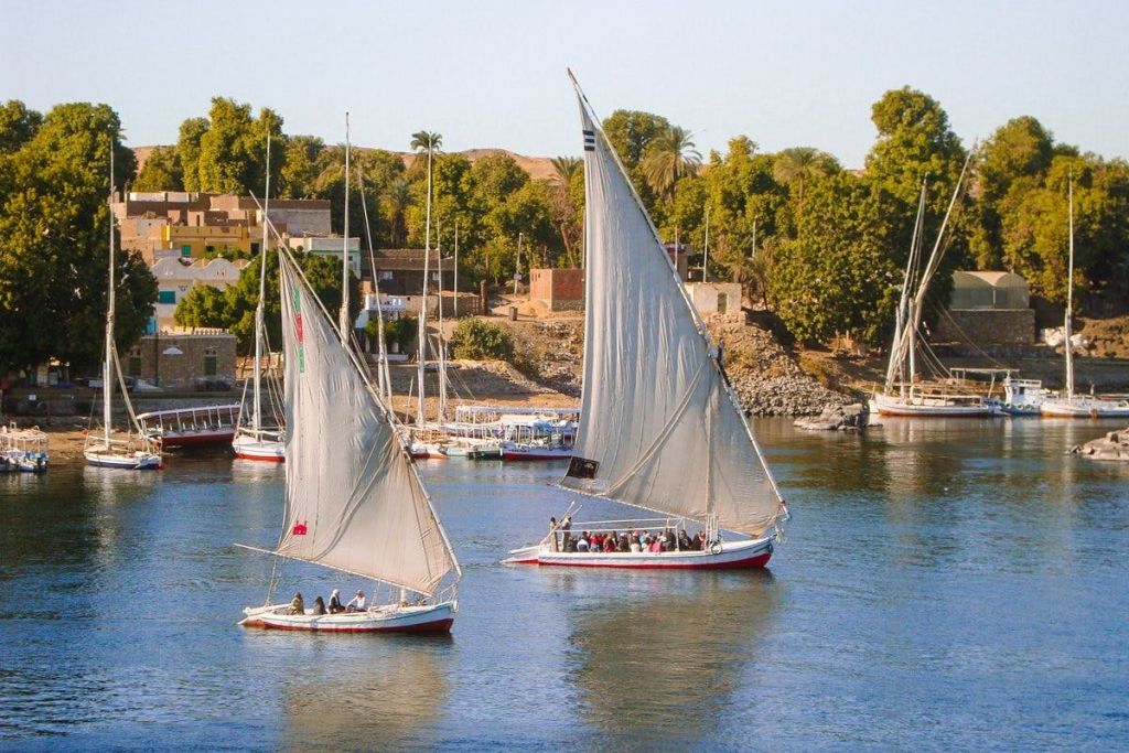 룩소르의 나일강에서 펠루카 타기