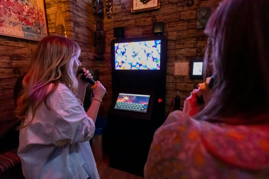 술을 많이 마실수록 소리가 좋아지니 노래방 목소리를 쓰지 않게 해주세요...