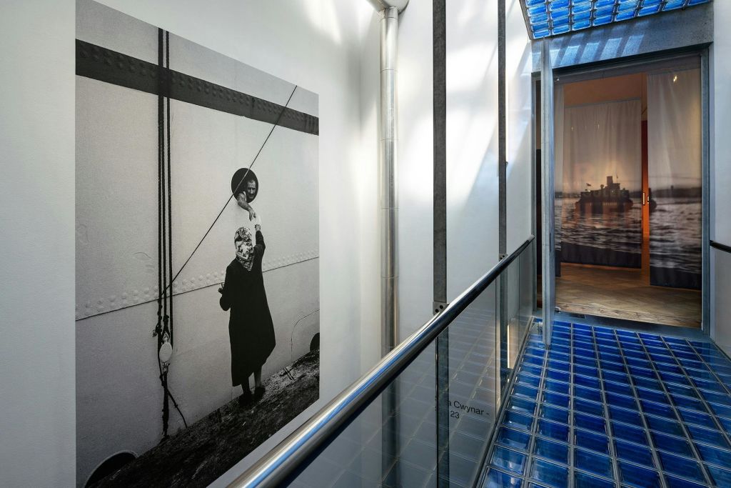 아라 귈러 전시회에서 촬영한 설치 사진