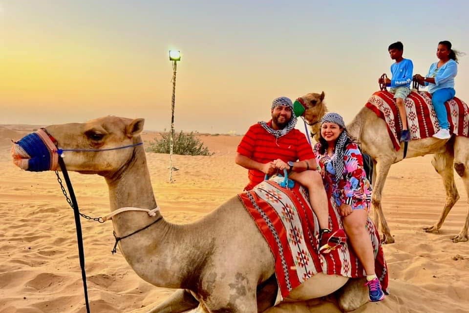 사막에서 낙타 타기