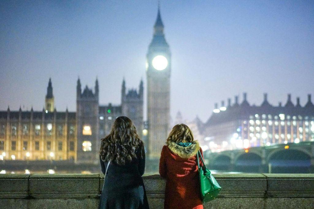 조명이 켜진 빅벤