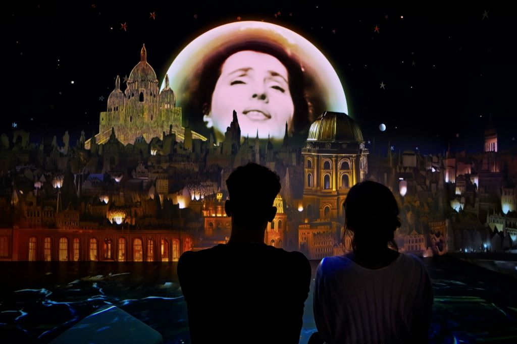 360도 객실의 커플