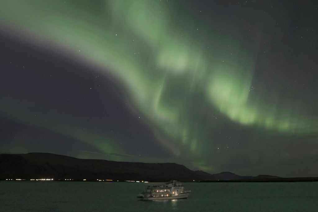 북극광 아래에서 즐기는 보트 투어