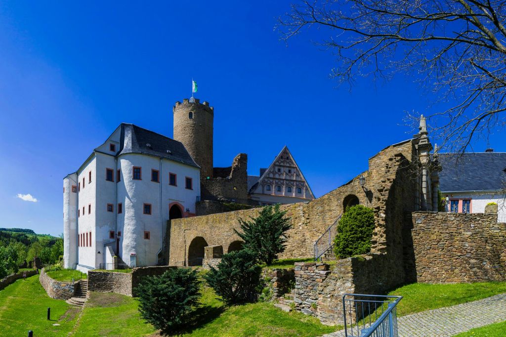Burg Scharfenstein an einem sonnenklaren Tag.