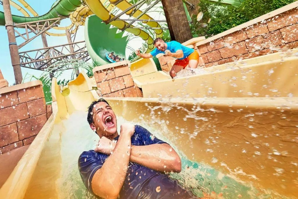 극한의 워터 슬라이드가 있는 포세이돈 타워에서 스릴 넘치는 라이딩을 경험해보세요.