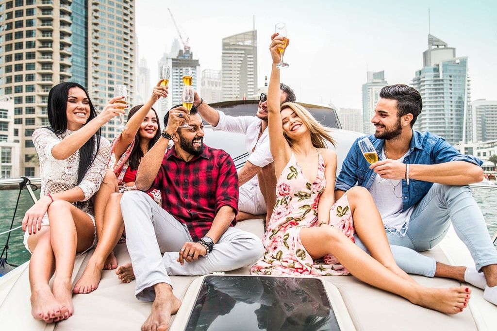 호화로운 석양의 요트 투어에서 요트를 마시며 그 순간을 음미해보세요. 🍹⛵ # 선셋십 # 럭셔리 요트 체험