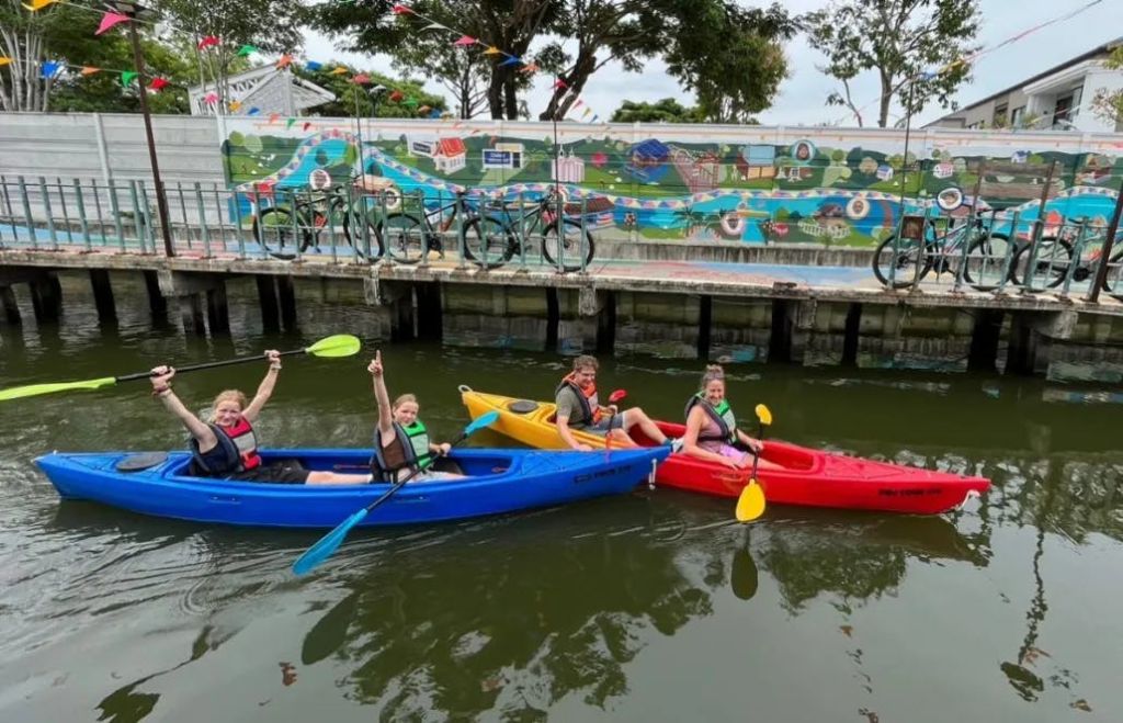 카약을 타고 운하를 둘러보세요.