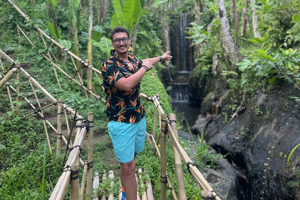 폭포를 가로지르는 대나무 다리