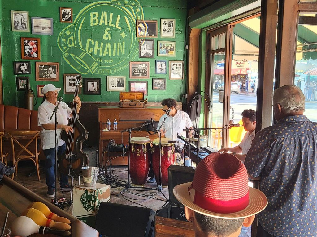 리틀 아바나의 바에서 즐기는 라이브 쿠바 음악