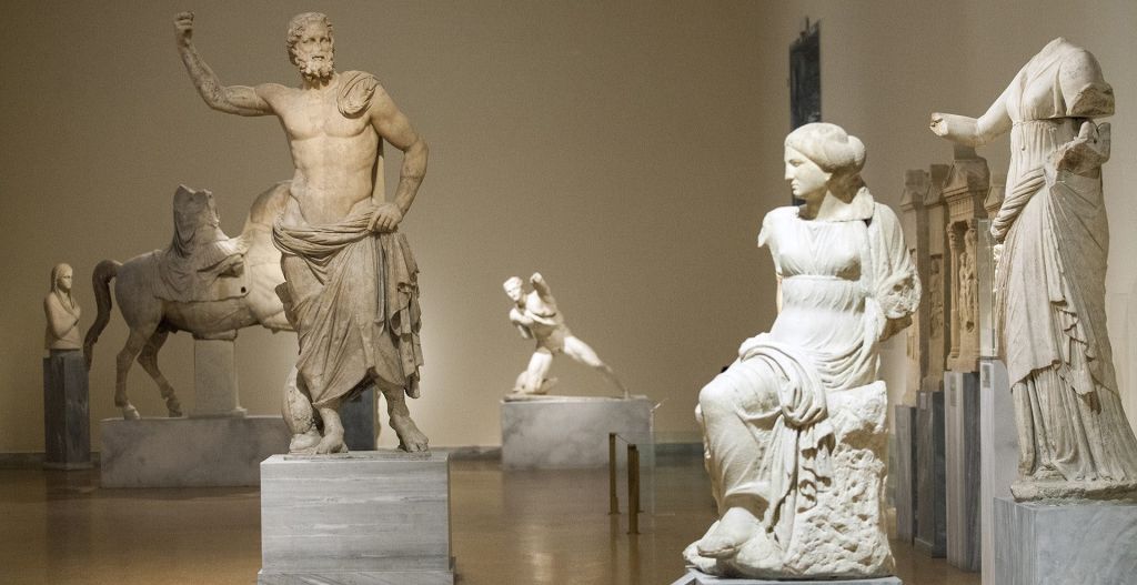 고대 그리스의 대리석 조각상을 전시하는 박물관 갤러리로, 좌석에 앉아 머리 없는 모습을 볼 수 있습니다.