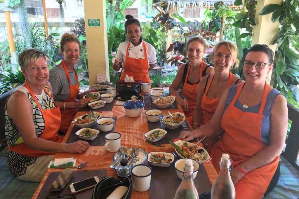 친구들과 함께 만든 음식을 맛보세요.