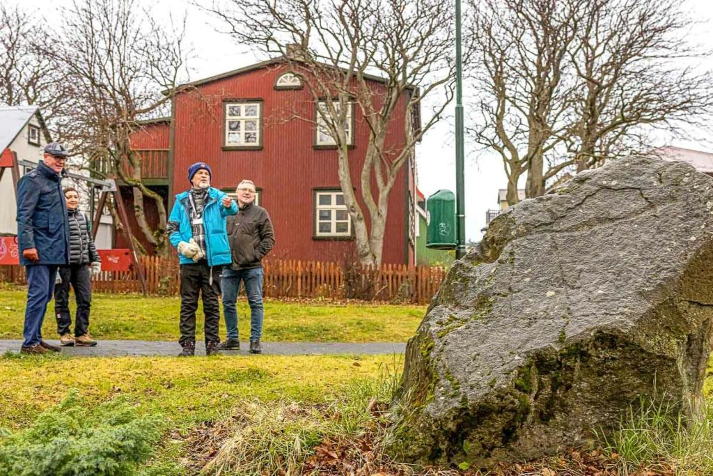 아이슬란드의 요정들에 대해 알아보고 요정 돌 방문하기