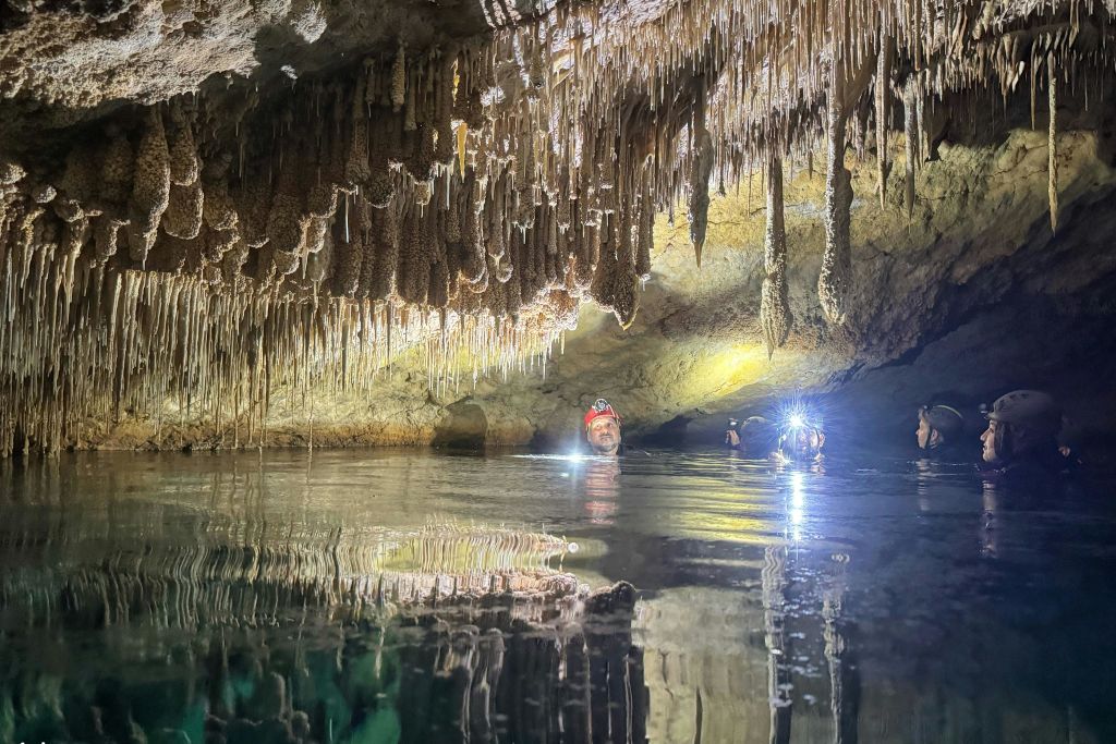 지하 호수 (주말 동굴 또는 불리한 바다)