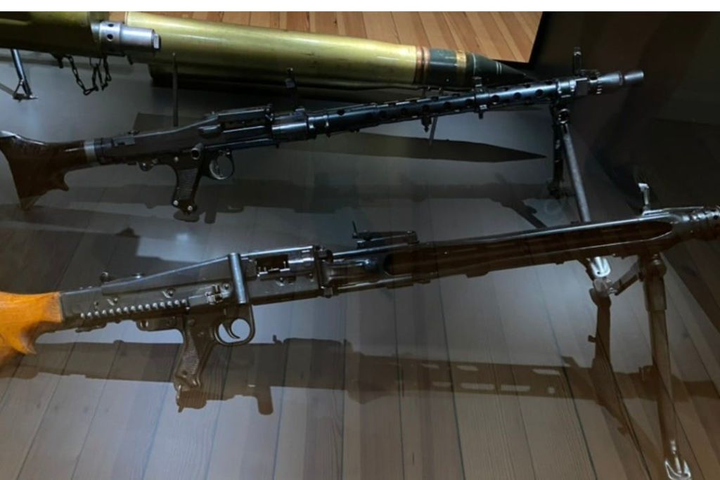 베를린-칼스호르스트 박물관에 전시된 MG34와 MG42