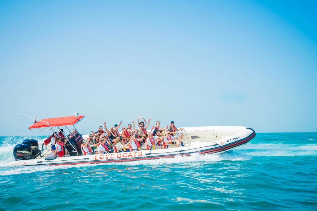 이 사진은 투어 중 방문하고 경험하게 될 관광명소를 보여줍니다.