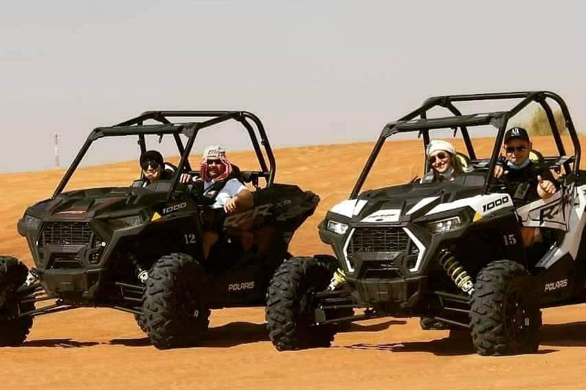 사막의 모래 언덕 버기 체험