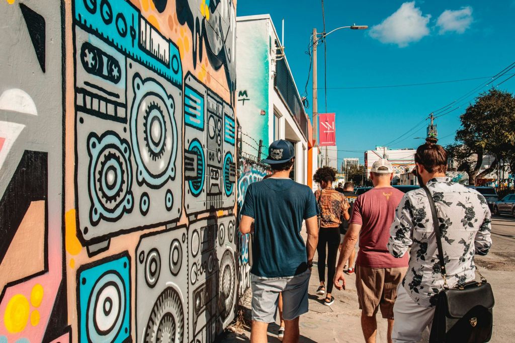 윈우드 월스 거리 벽화 & 동네 도보 투어