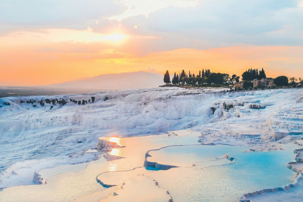 터키 파묵칼레 (Pamukkale) 또는 코튼 캐슬 (Cotton Castle) 의 아름다운 석양과 청록색의 천연 가로수 수영장