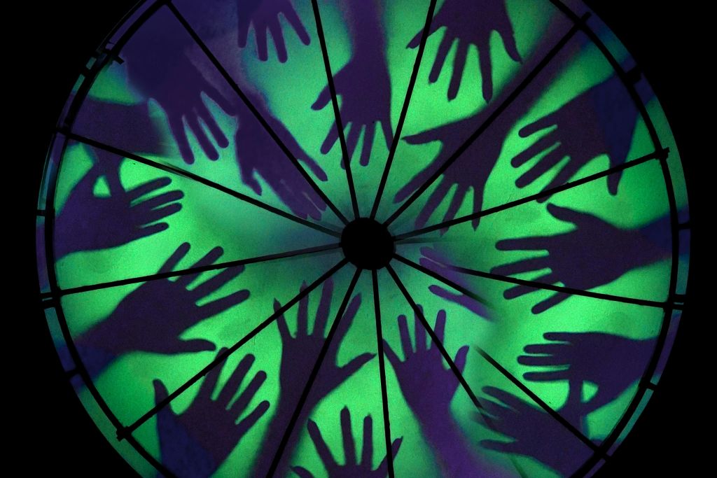 녹색과 보라색 배경에 방사형 패턴을 형성하는 다양한 자세의 손 실루엣.