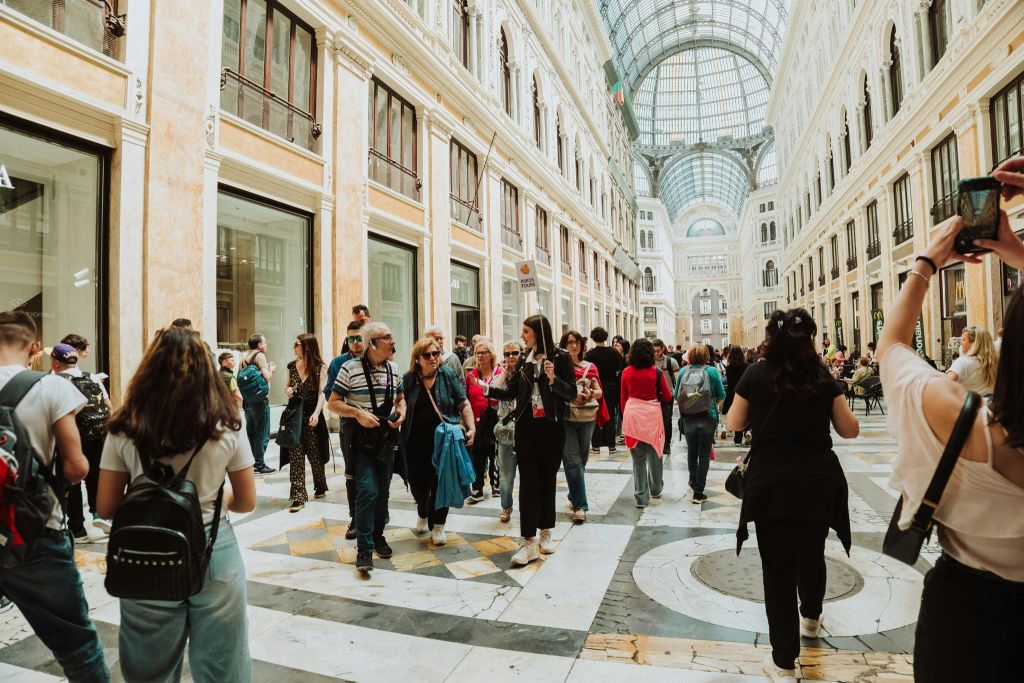 화려한 건축물과 유리 천장으로 둘러싸인 분주한 실내 갤러리에서 산책과 관광을 즐길 수 있습니다.