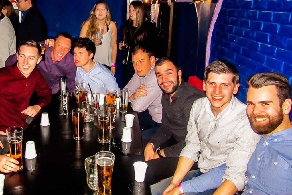 바에서 맥주를 마시며 미소 짓는 사람들