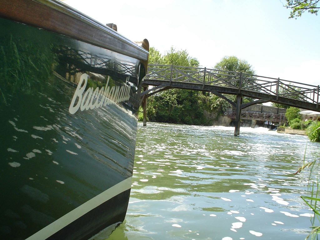 수로에 있는 '바차가니' 라는 이름의 보트에는 나무로 된 다리, 녹음이 우거져 있습니다.