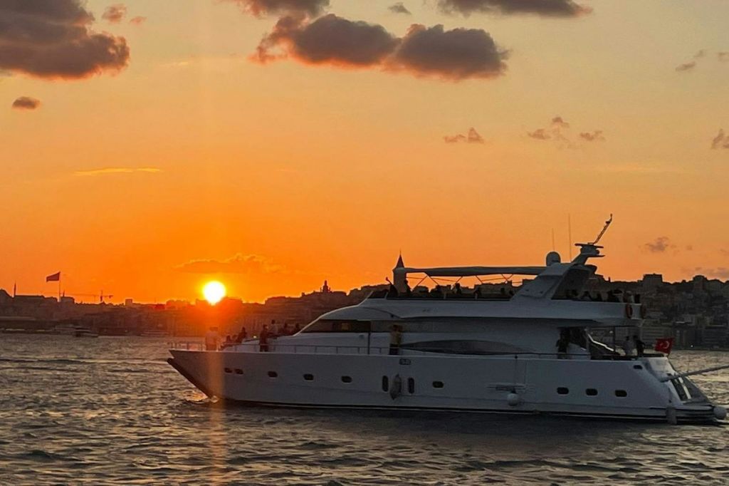 보스포루스에서 즐기는 석양의 럭셔리 요트 투어