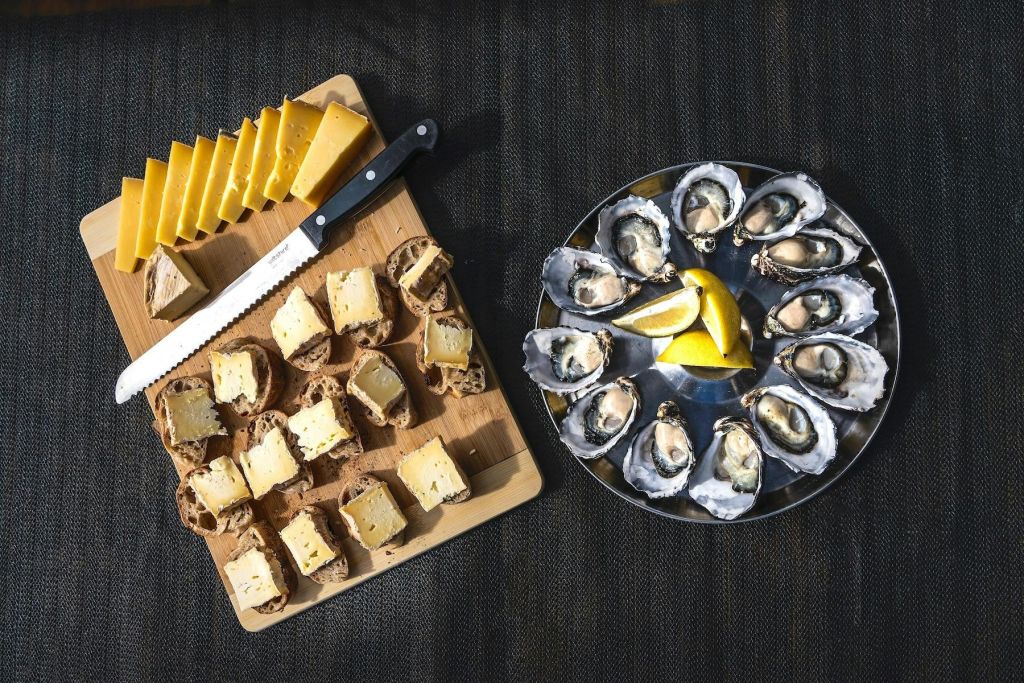 신선한 굴과 브루니 아일랜드 치즈, 피크닉 스타일로 아침 차 즐기기