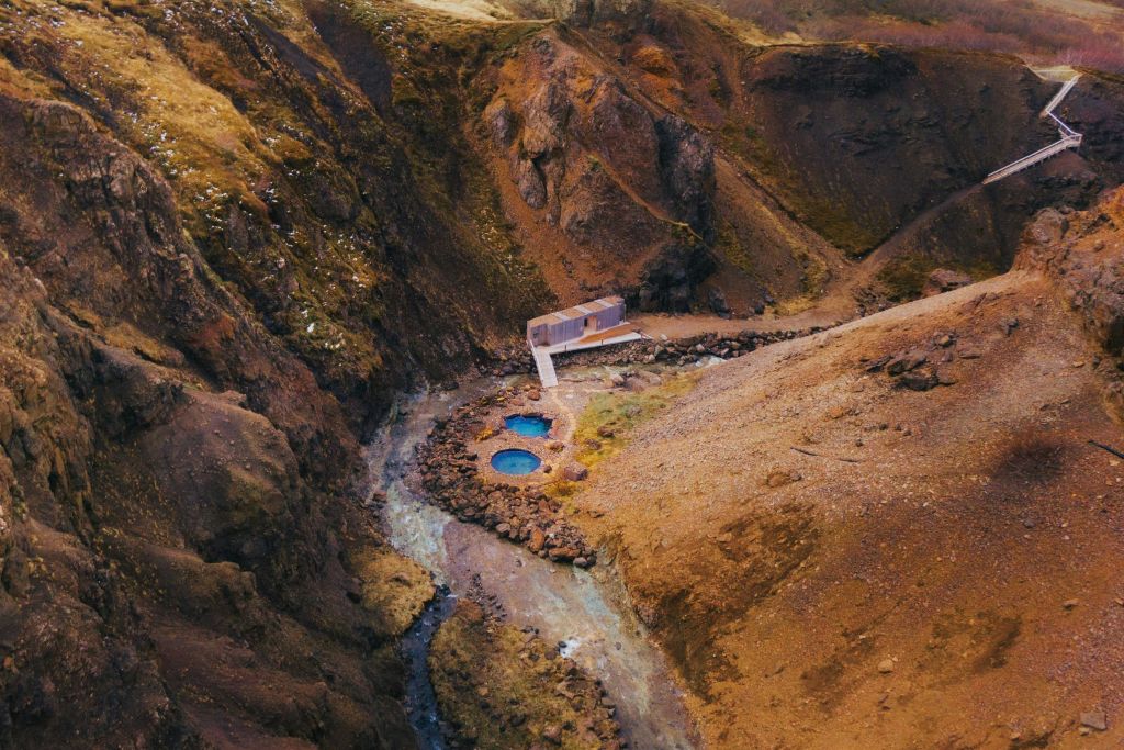 하늘에서 내려다보는 협곡의 온천