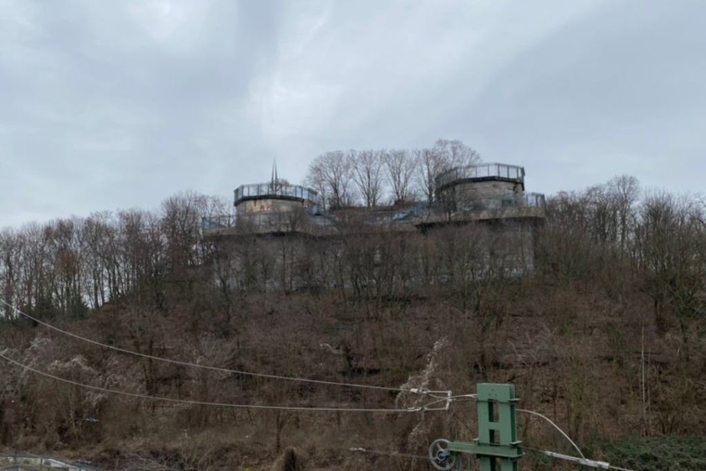 Humboldthain Flak Tower — Humboldthain Flak Tower의 우뚝 솟은 콘크리트 유적.