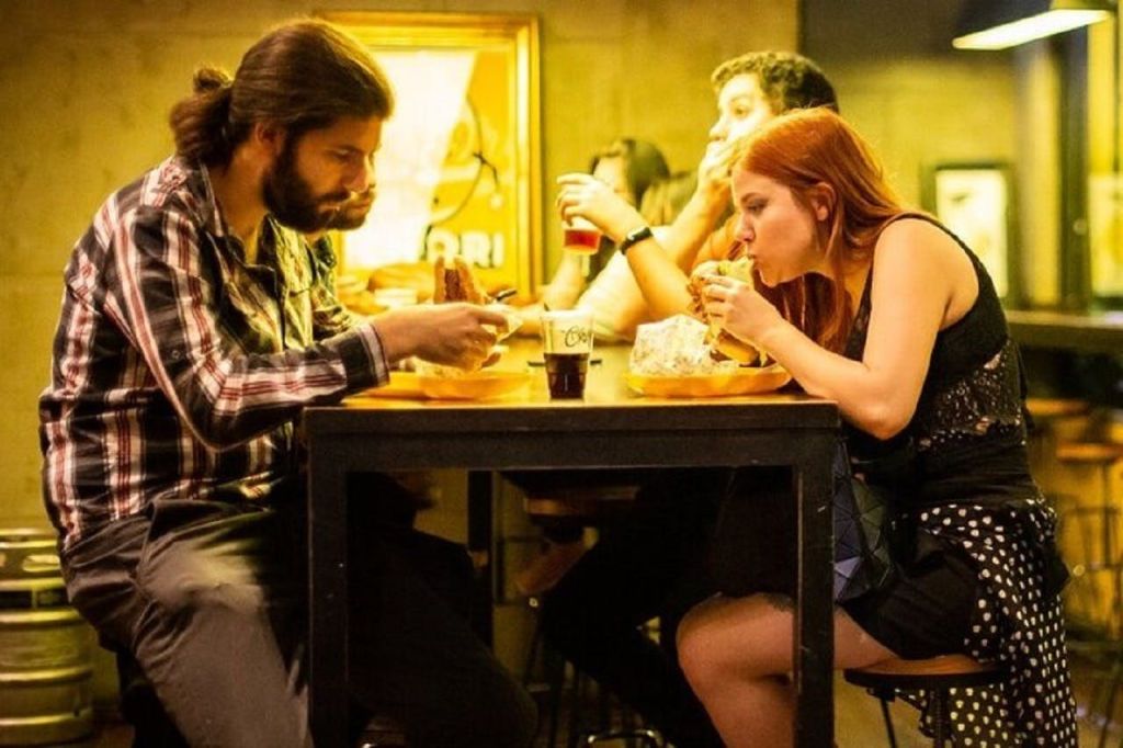 전통 음식 즐기기