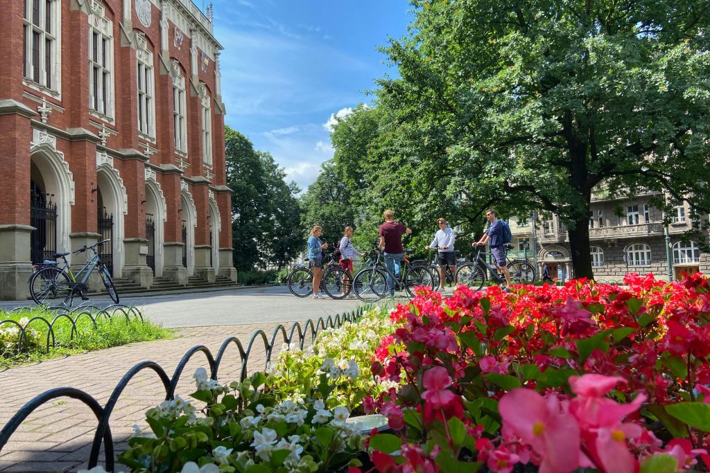 크라코프의 아름다운 날씨, 아름다운 꽃, 아름다운 건물. 아름다운 투어를 위한 완벽한 레시피!