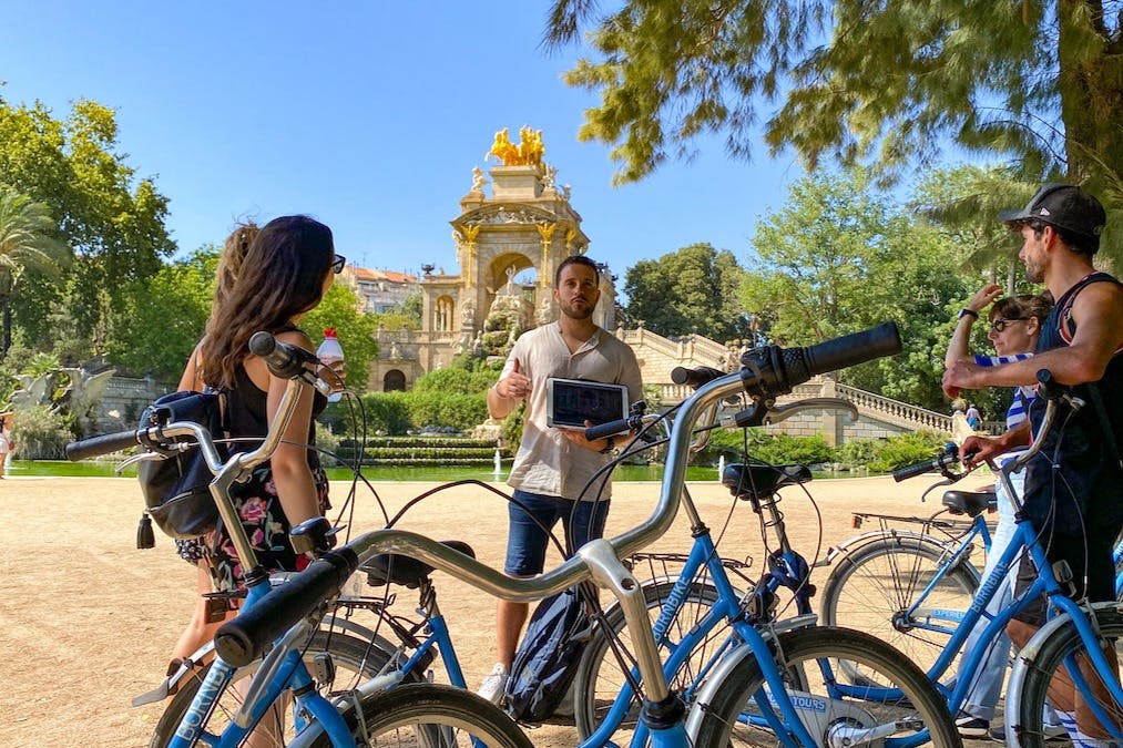 동네와 시우타델라 공원에 대한 가이드의 설명.