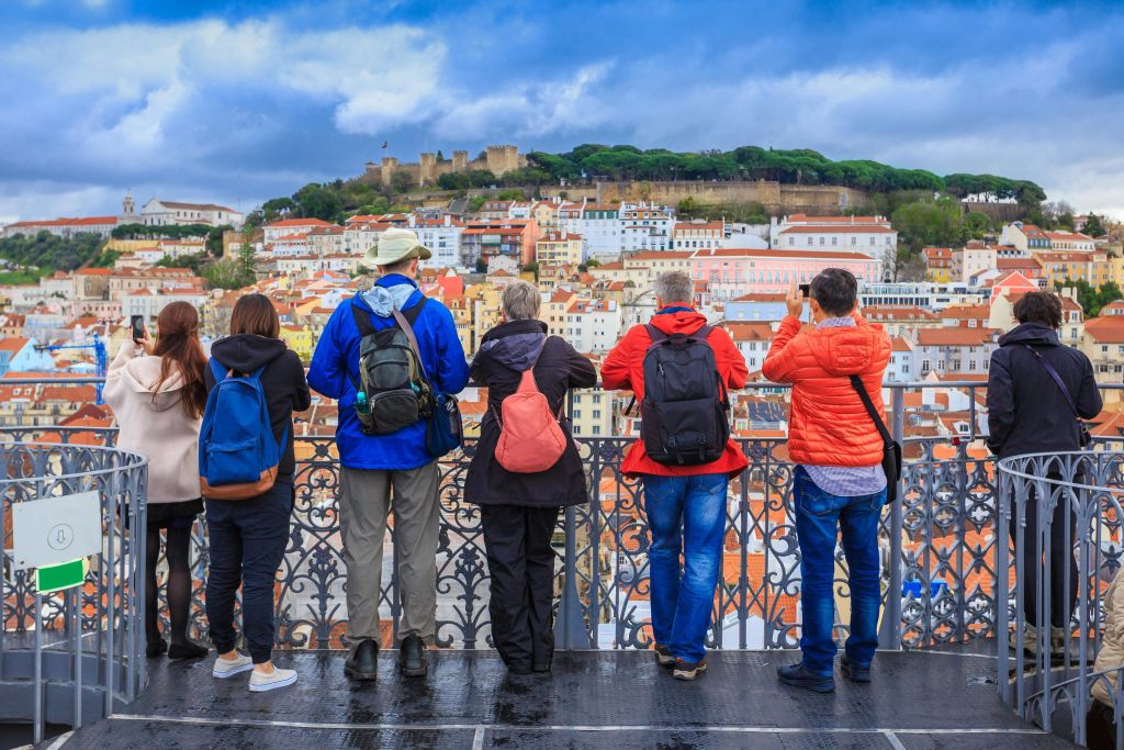 세인트조지 성을 감상하는 여행객